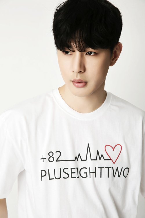 플러스에잇투(PLUSEIGHTTWO) 하트레이트 티 (화이트) - 19,200원 | 무신사 스토어