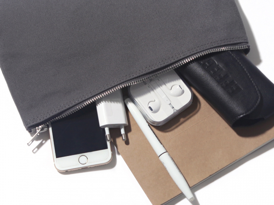 벗딥(BUTDEEP) MINIMAL LOGO POUCH(L)-GREY