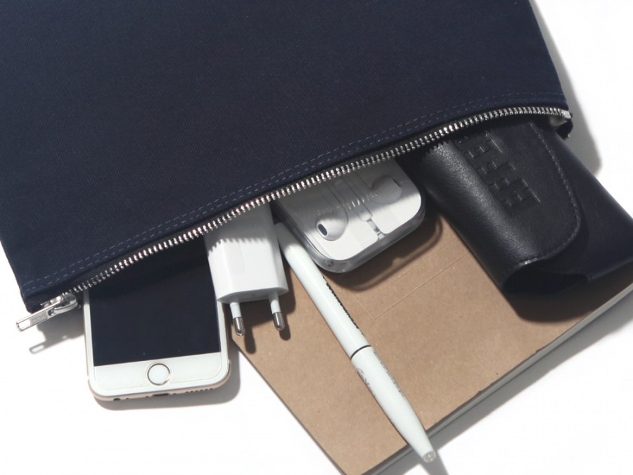 벗딥(BUTDEEP) MINIMAL LOGO POUCH(L)-NAVY