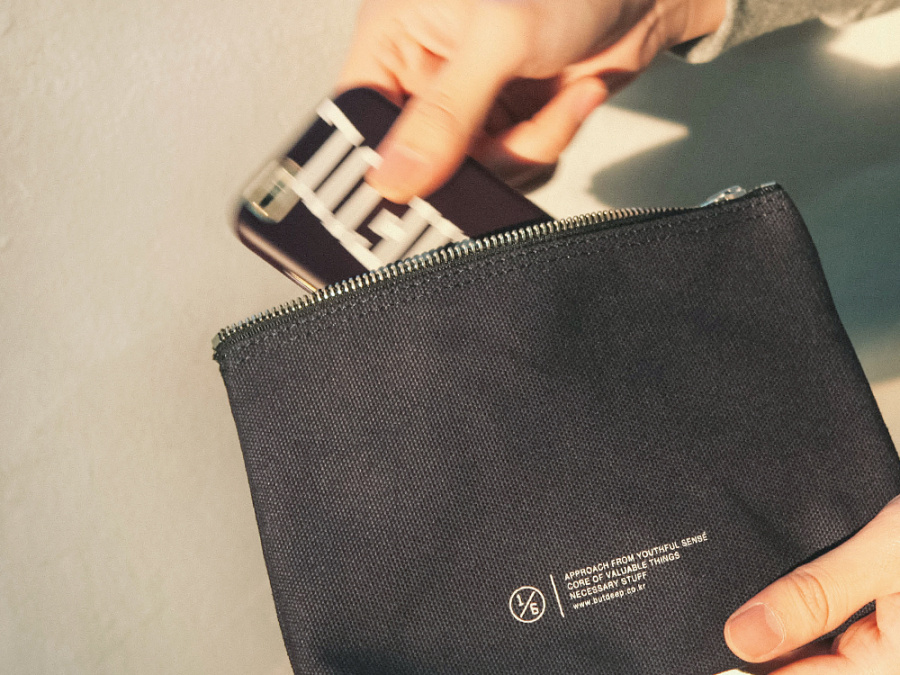 벗딥(BUTDEEP) MINIMAL LOGO POUCH(S)-BLACK