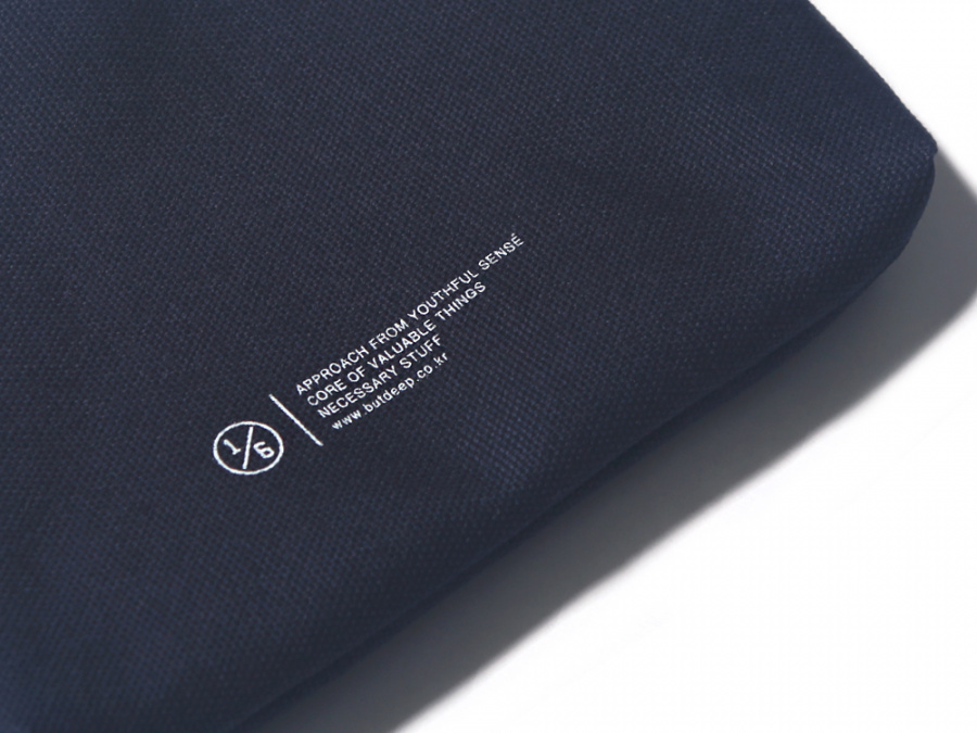 벗딥(BUTDEEP) MINIMAL LOGO POUCH(S)-NAVY