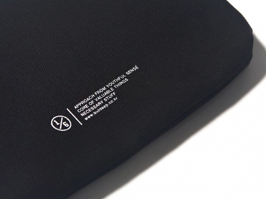 벗딥(BUTDEEP) MINIMAL LOGO POUCH(S)-BLACK