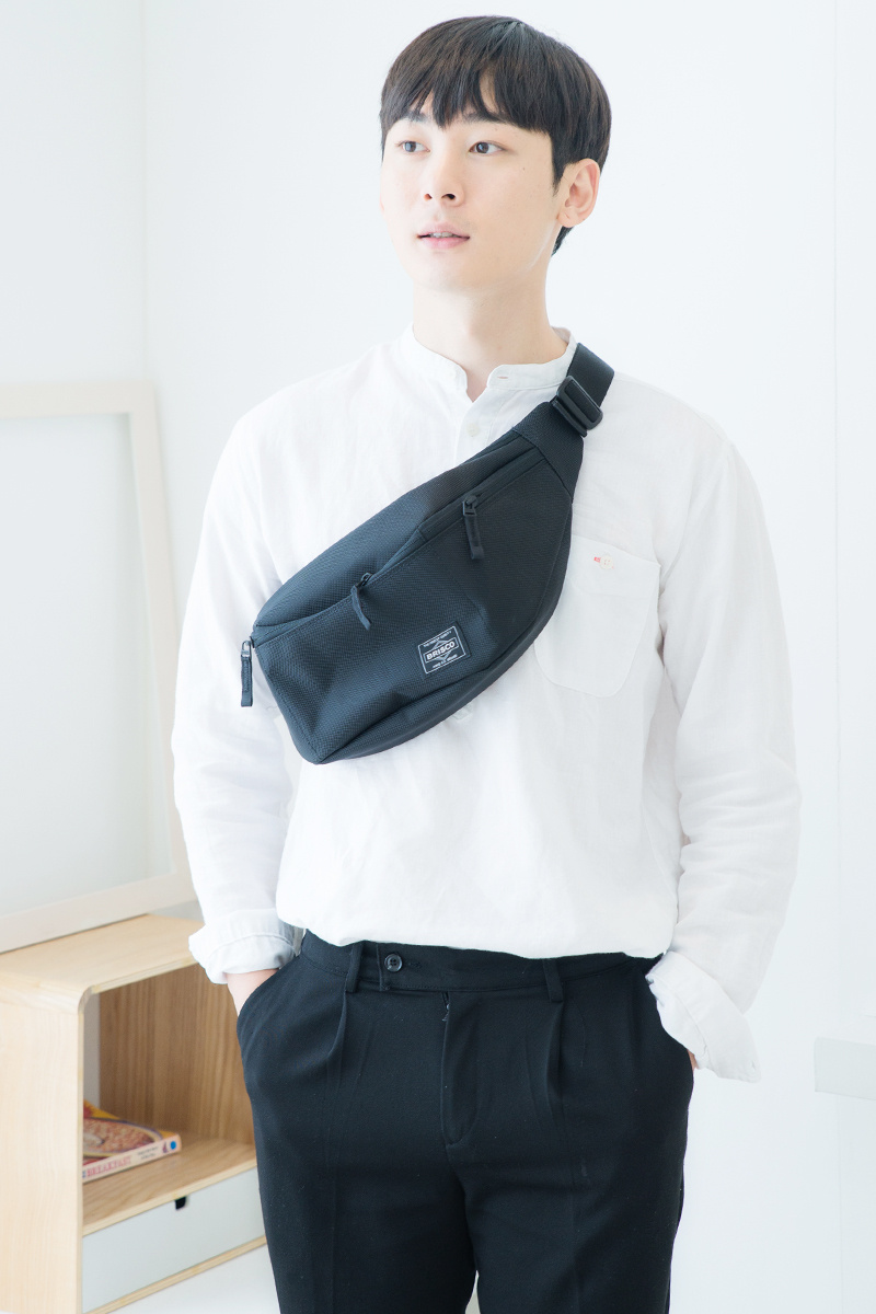 브리스코(BRISCO) HALF MOON Waist Bag_1800Black 힙색 웨이스트백