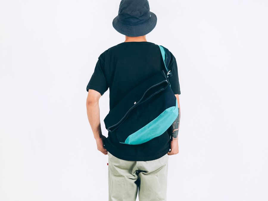 벗딥(BUTDEEP) FLAP MESSENGER BAG-NAVY/MINT