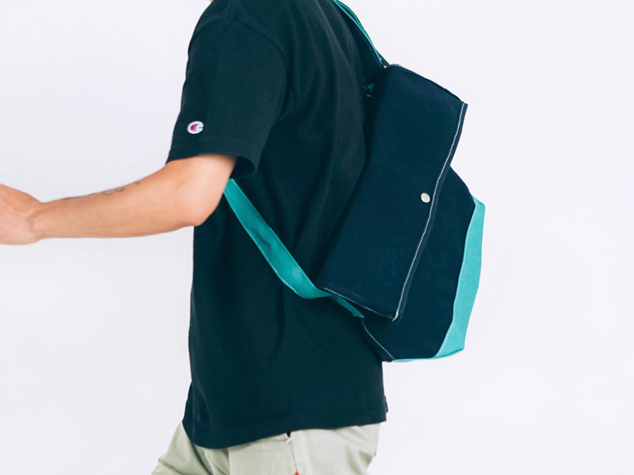 벗딥(BUTDEEP) FLAP MESSENGER BAG-NAVY/MINT
