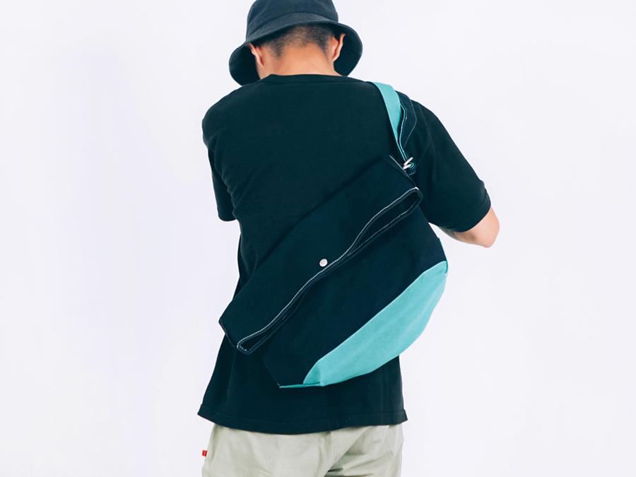 벗딥(BUTDEEP) FLAP MESSENGER BAG-NAVY/MINT