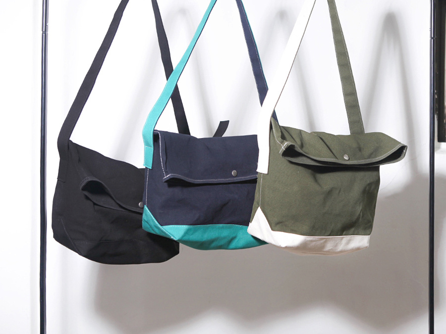 벗딥(BUTDEEP) FLAP MESSENGER BAG-NAVY/MINT