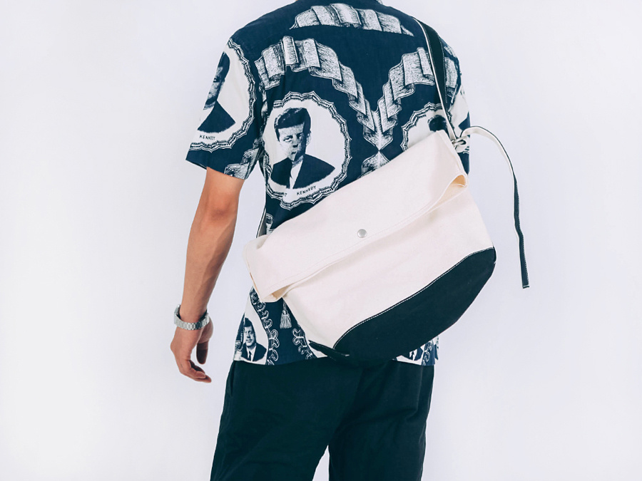 벗딥(BUTDEEP) FLAP MESSENGER BAG-NATURAL/BLACK