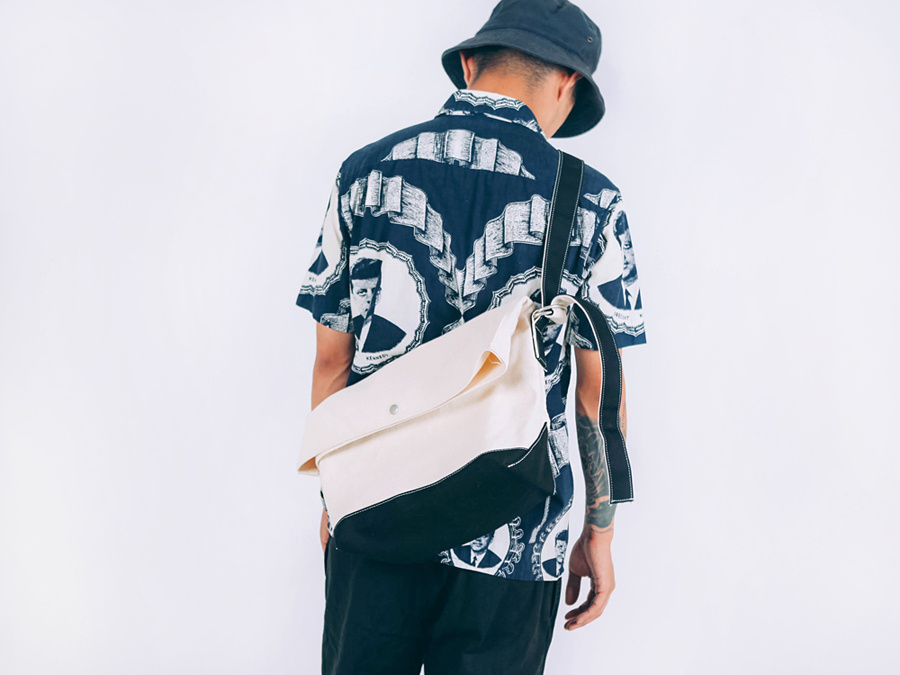 벗딥(BUTDEEP) FLAP MESSENGER BAG-NATURAL/BLACK