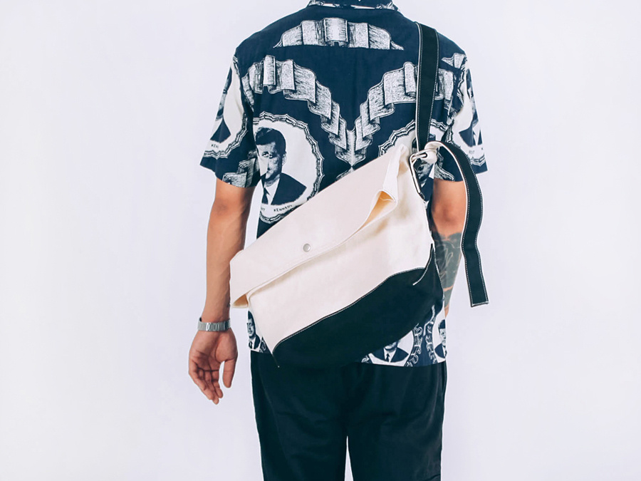 벗딥(BUTDEEP) FLAP MESSENGER BAG-NATURAL/BLACK
