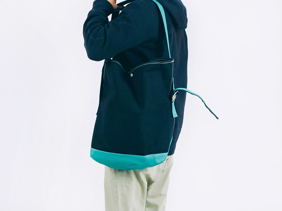 벗딥(BUTDEEP) FLAP MESSENGER BAG-NATURAL/BLACK