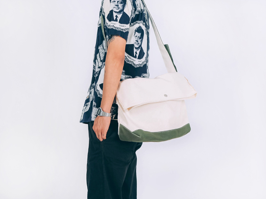 벗딥(BUTDEEP) FLAP MESSENGER BAG-NATURAL/OLIVE