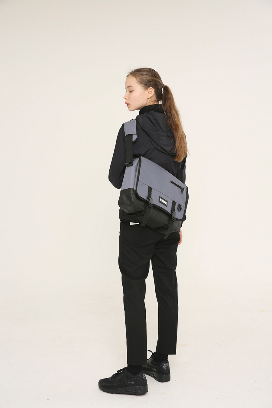 네이키드니스(NEIKIDNIS) ICON MESSENGER BAG / CHARCOAL