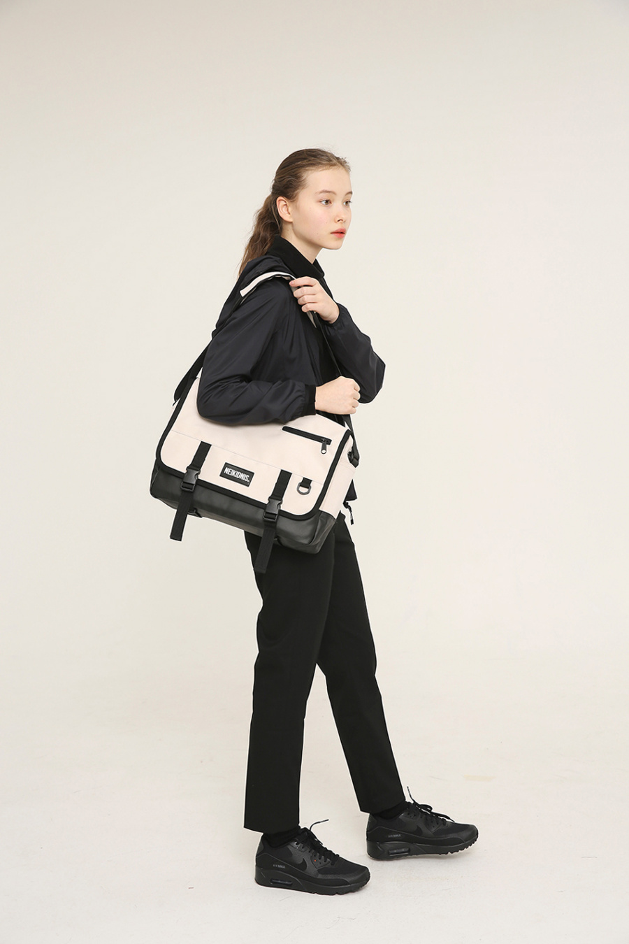 네이키드니스(NEIKIDNIS) ICON MESSENGER BAG / LIGHT BEIGE