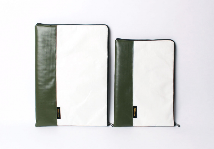 언더 컨스트(UNDER CONST.) 노트북파우치 카키