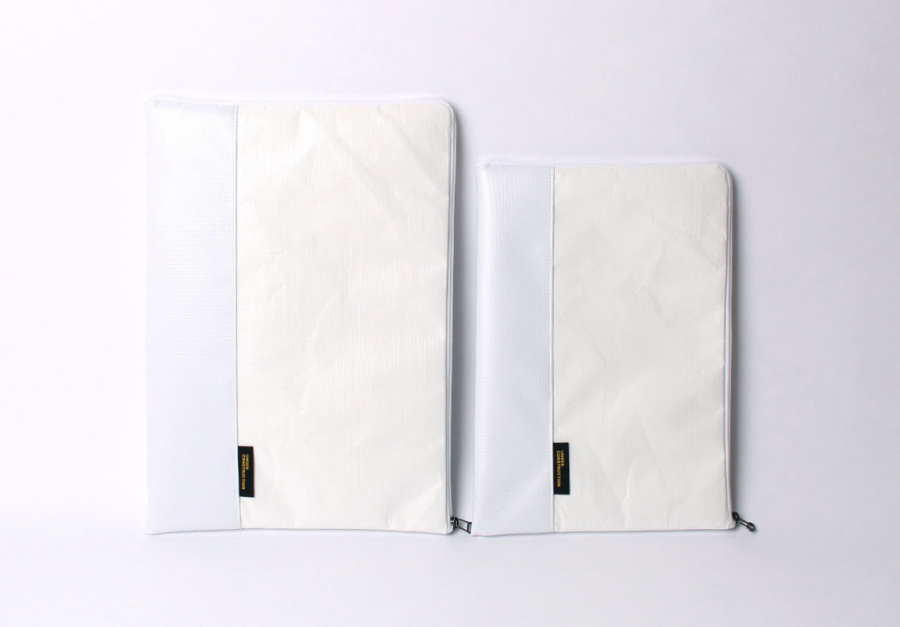 언더 컨스트(UNDER CONST.) 노트북파우치 화이트