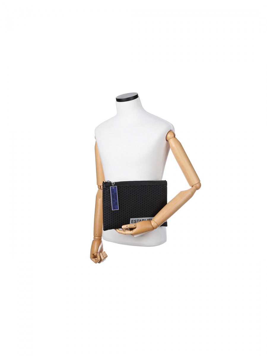 게스(GUESS) 삼각 엠보 클러치