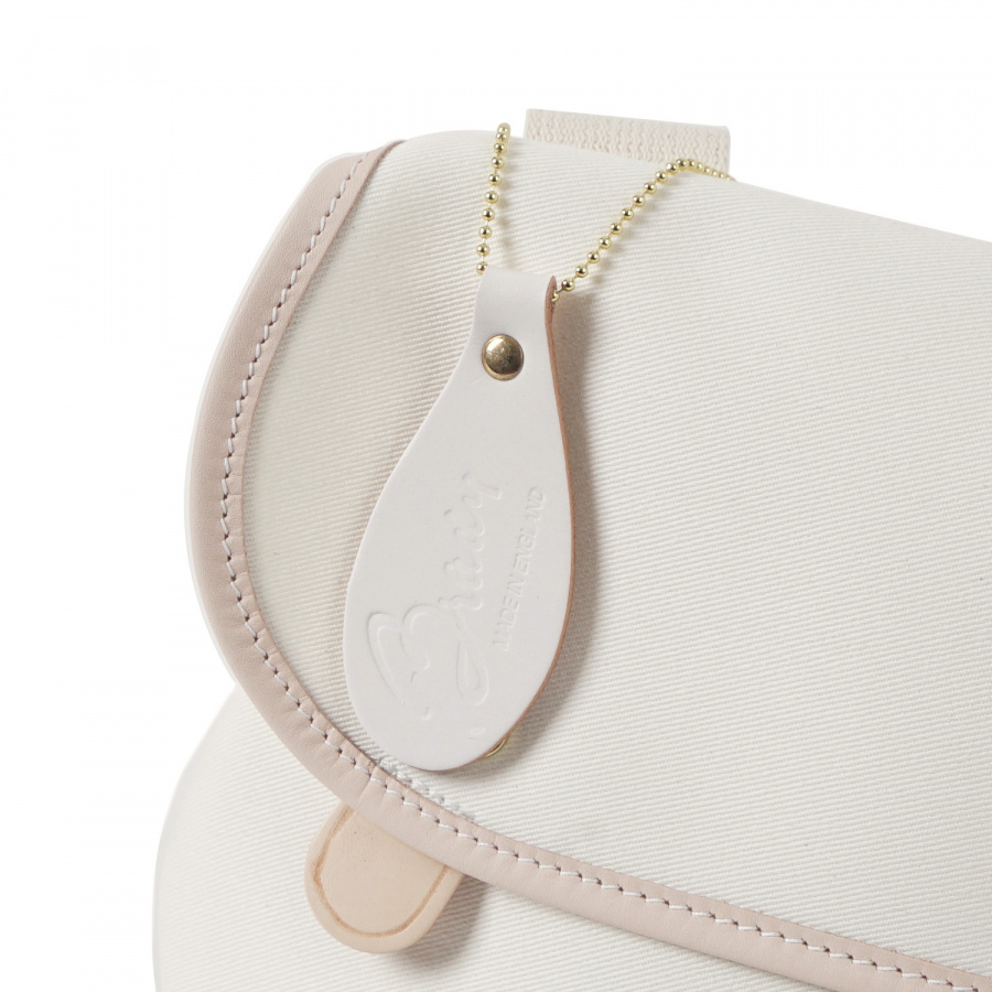 브래디백(BRADYBAGS) 에이번 크로스 백 오프화이트 내츄럴