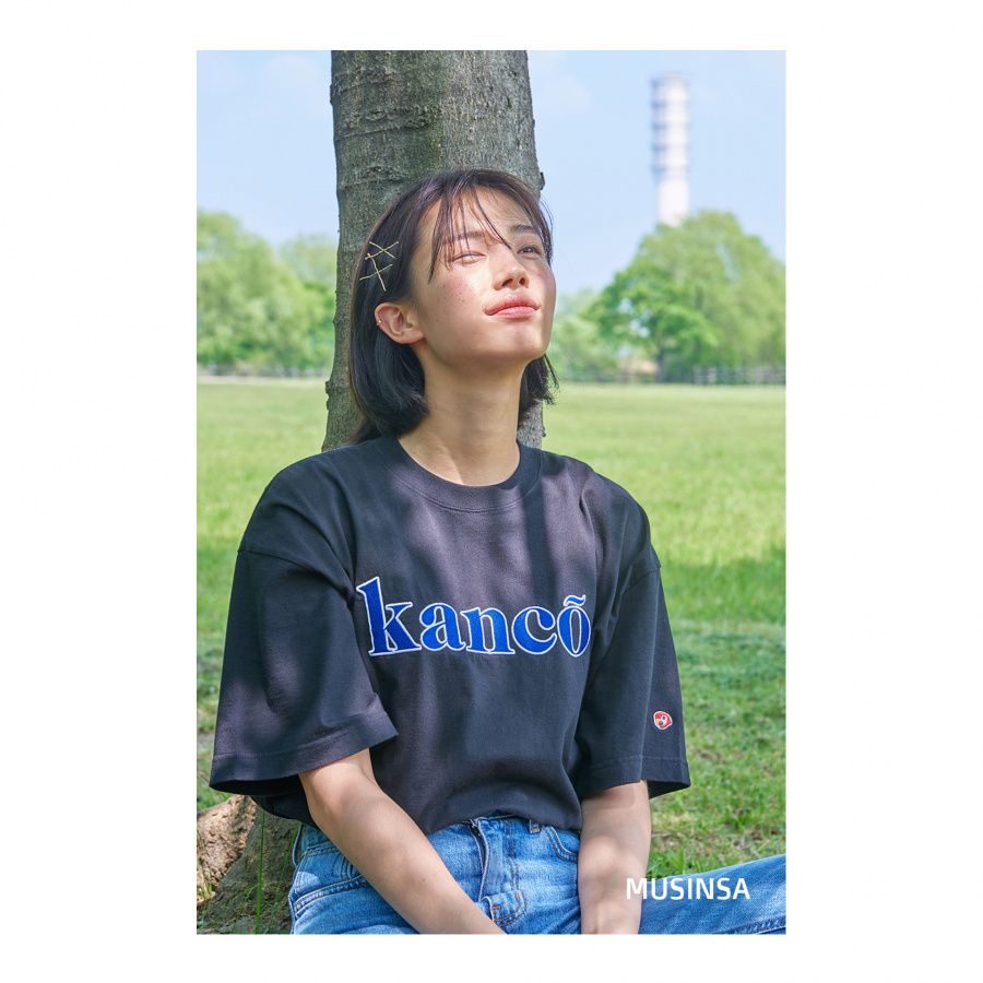 칸코(KANCO) KANCO SERIF LOGO TEE black