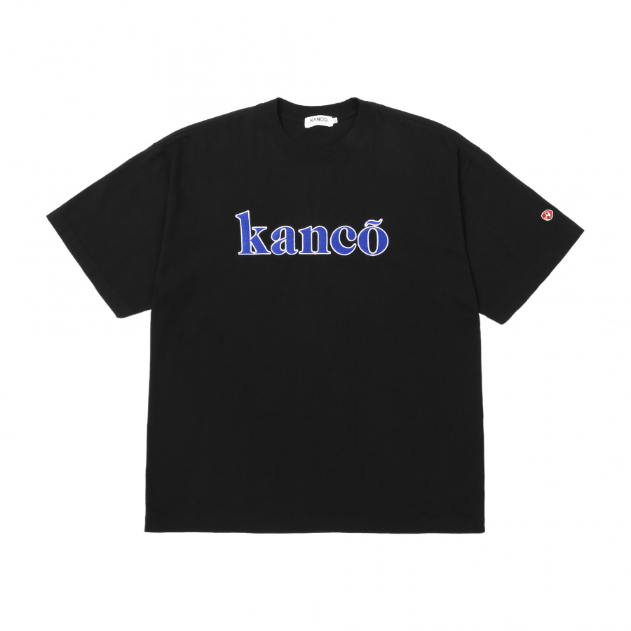 칸코(KANCO) KANCO SERIF LOGO TEE black