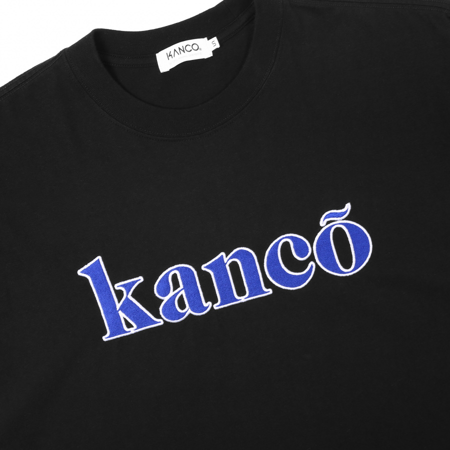 칸코(KANCO) KANCO SERIF LOGO TEE black