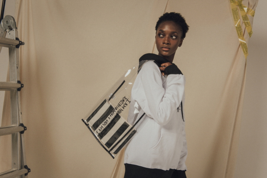 슈펜(SHOOPEN) 아임낫어휴먼비잉투명 PVC 숄더백