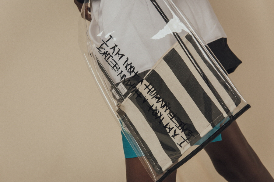 슈펜(SHOOPEN) 아임낫어휴먼비잉투명 PVC 숄더백