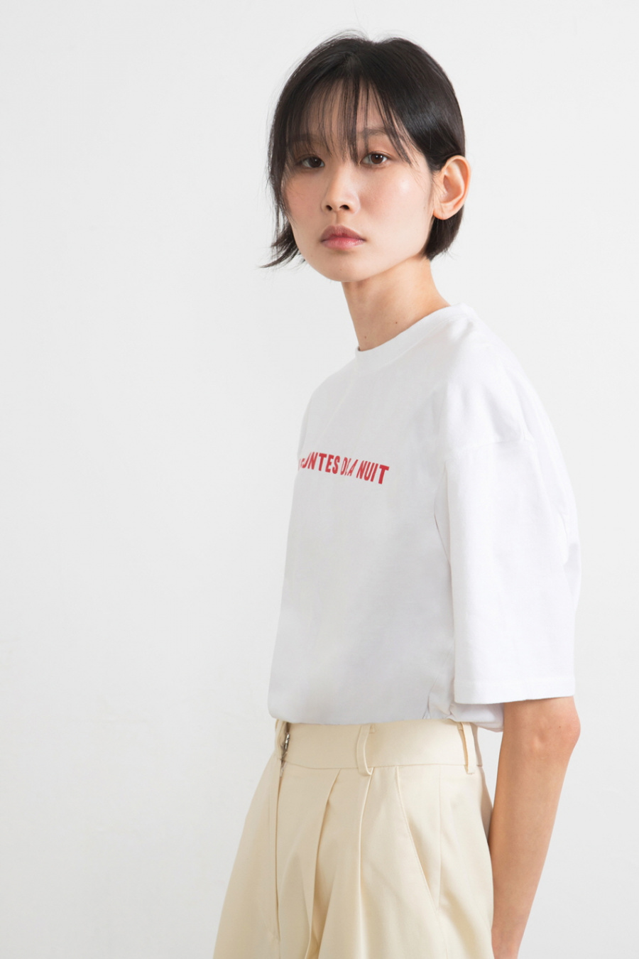 누(NOUS) Red Logo Graphic T-Shirt (White)