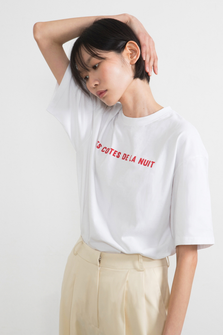 누(NOUS) Red Logo Graphic T-Shirt (White)