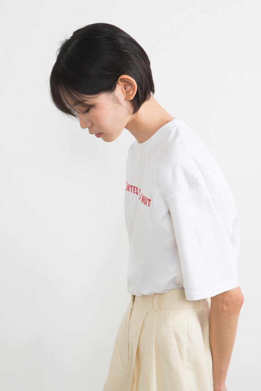 누(NOUS) Red Logo Graphic T-Shirt (White)