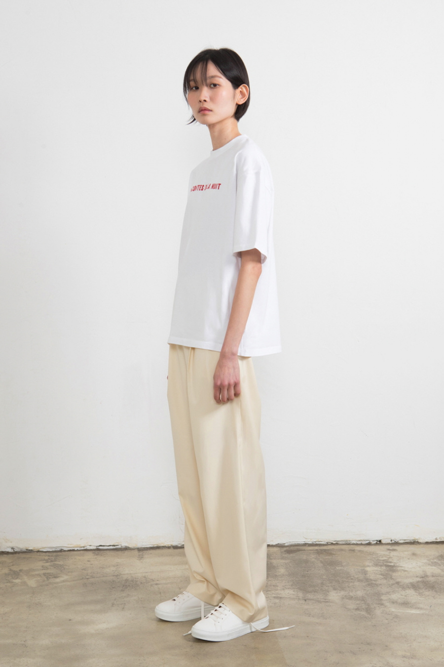 누(NOUS) Red Logo Graphic T-Shirt (White)