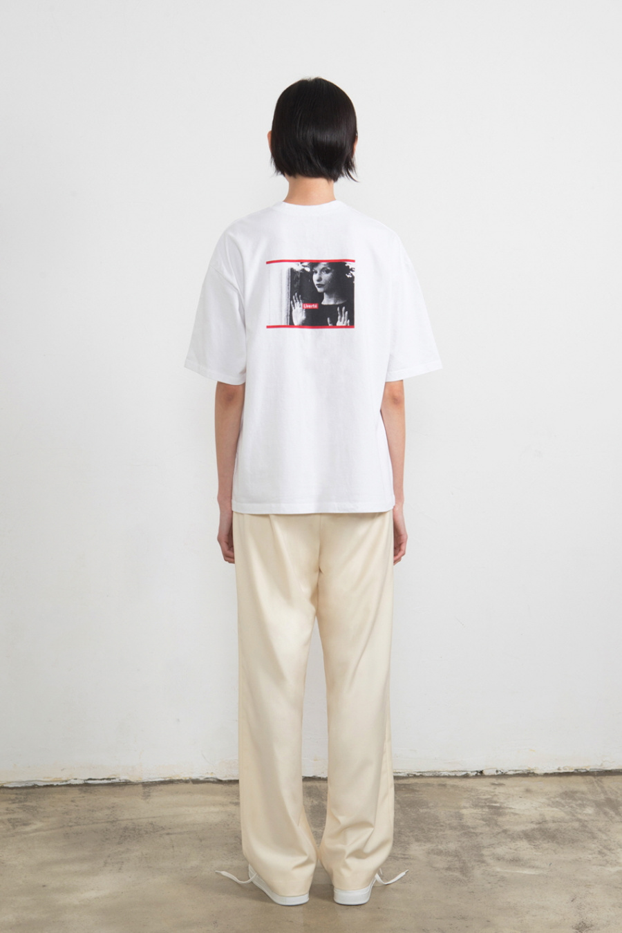 누(NOUS) Red Logo Graphic T-Shirt (White)