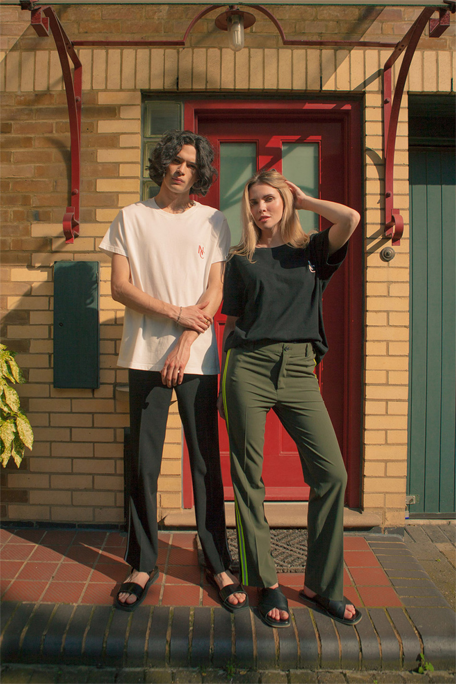 노블클로즈(NOVELCLOTHES) 로고 베이직 티셔츠(화이트)