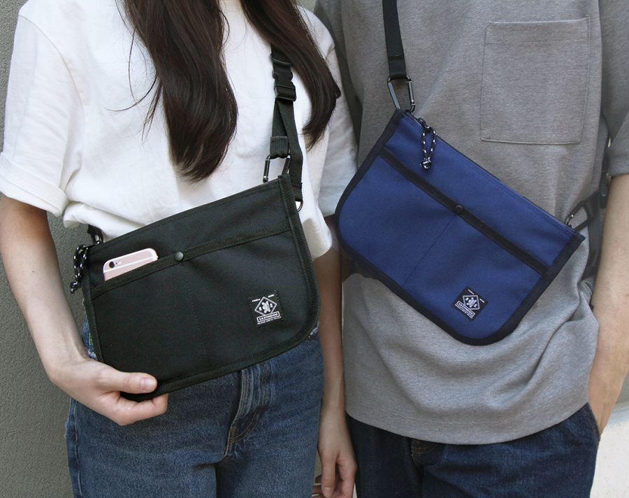 이스트인디고(EASTINDIGO) 플랫 사코슈백 네이비