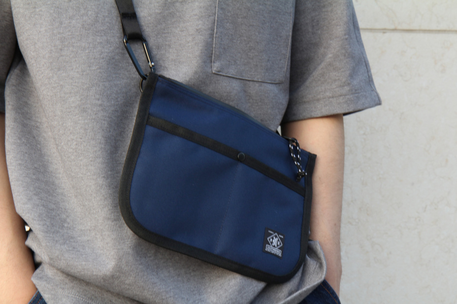 이스트인디고(EASTINDIGO) 플랫 사코슈백 네이비