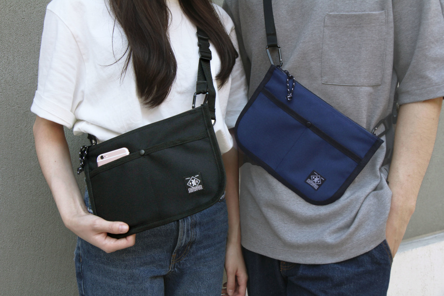 이스트인디고(EASTINDIGO) 플랫 사코슈백 네이비