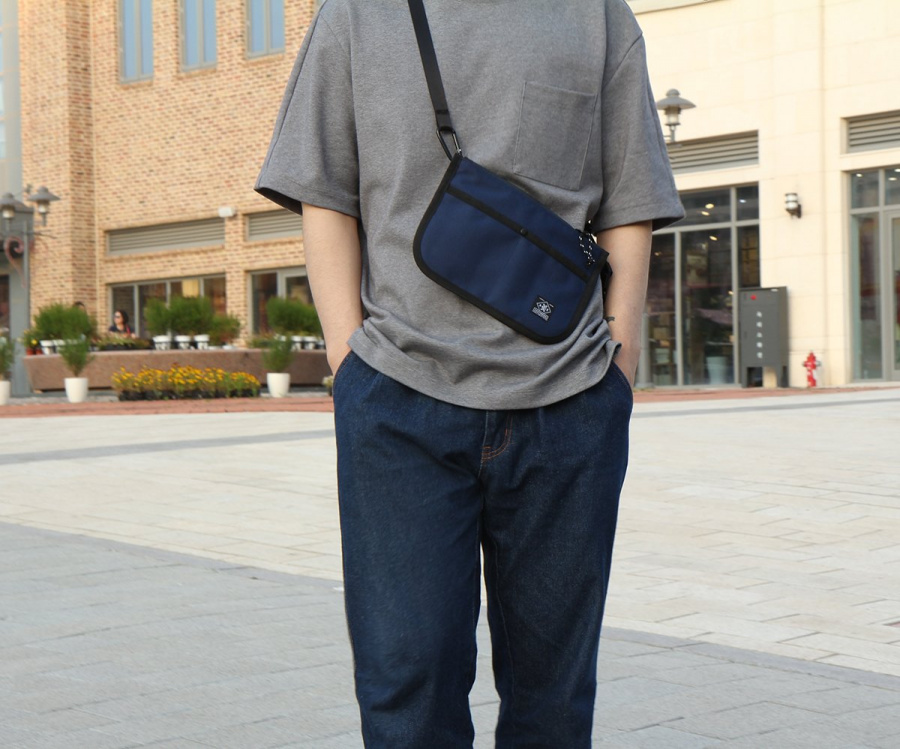 이스트인디고(EASTINDIGO) 플랫 사코슈백 네이비