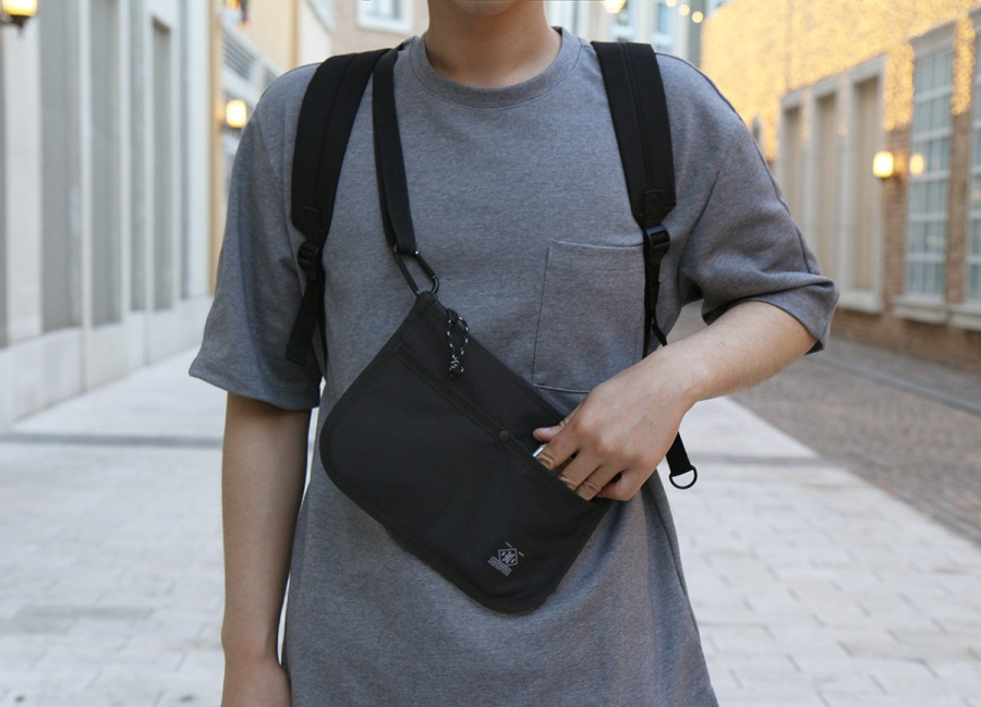 이스트인디고(EASTINDIGO) 플랫 사코슈백 네이비