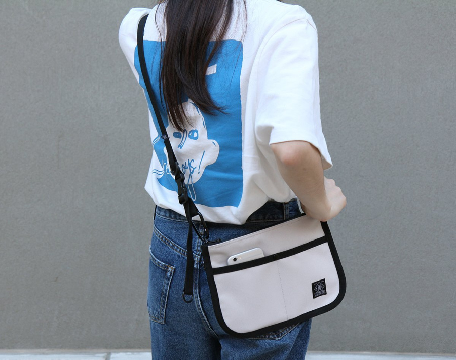 이스트인디고(EASTINDIGO) 플랫 사코슈백 네이비