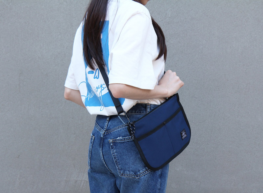 이스트인디고(EASTINDIGO) 플랫 사코슈백 네이비