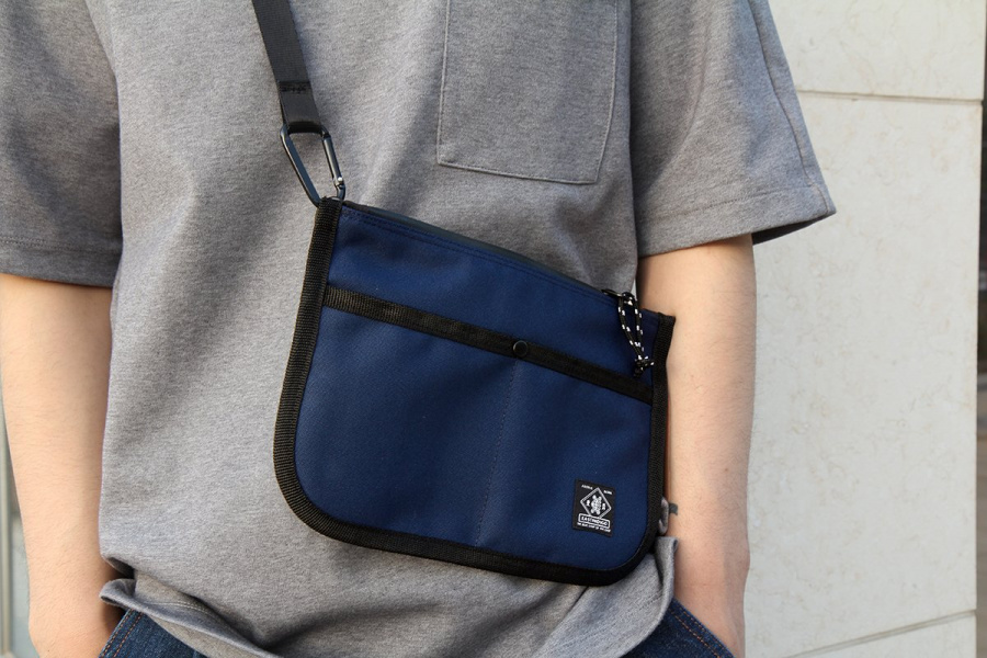 이스트인디고(EASTINDIGO) 플랫 사코슈백 네이비