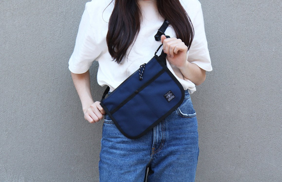 이스트인디고(EASTINDIGO) 플랫 사코슈백 네이비