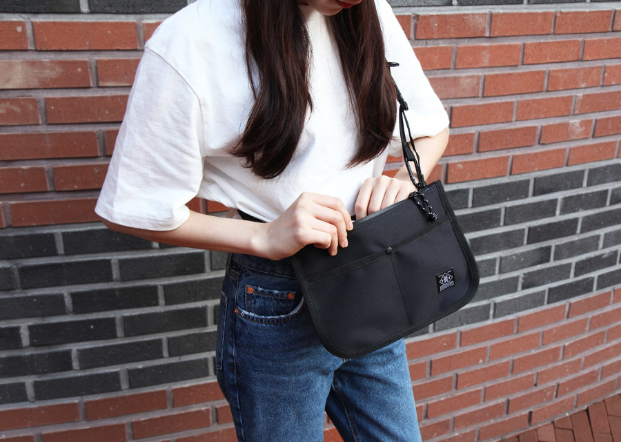 이스트인디고(EASTINDIGO) 플랫 사코슈백 네이비