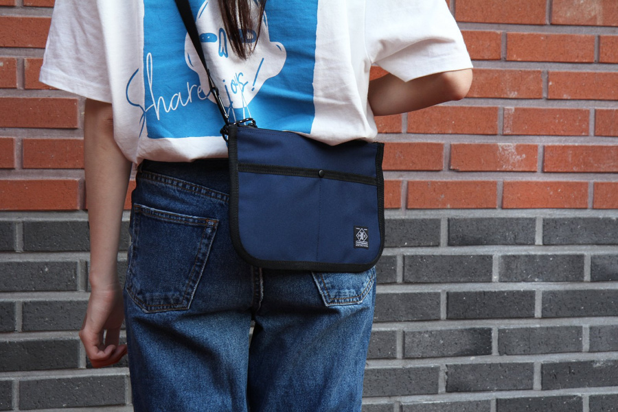 이스트인디고(EASTINDIGO) 플랫 사코슈백 네이비