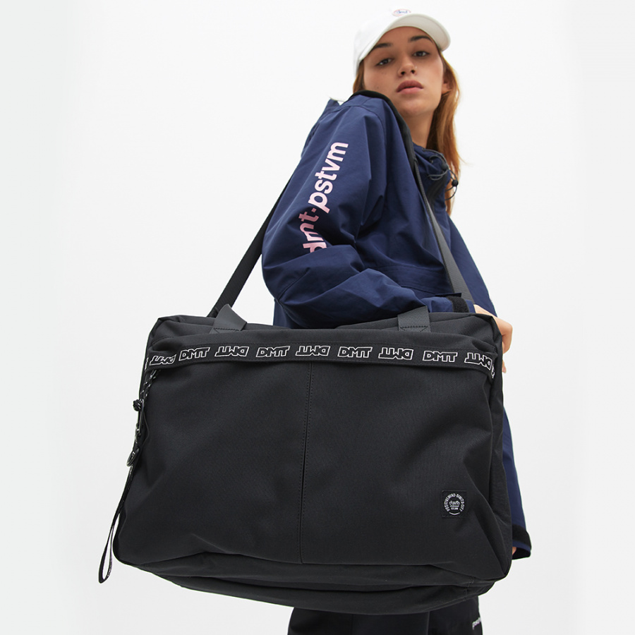디엠티_피에스티브이엠(DMT_PSTVM) LOGO TAPE TRAVEL BOOTS BAG BLACK(PU)
