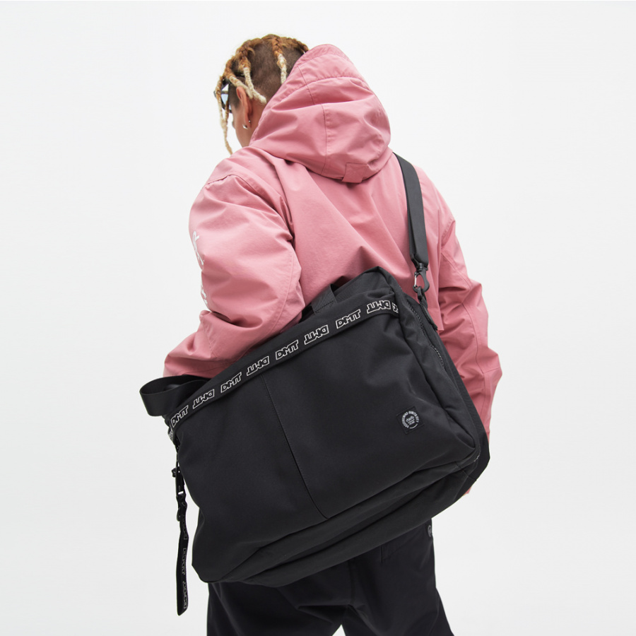 디엠티_피에스티브이엠(DMT_PSTVM) LOGO TAPE TRAVEL BOOTS BAG BLACK(PU)