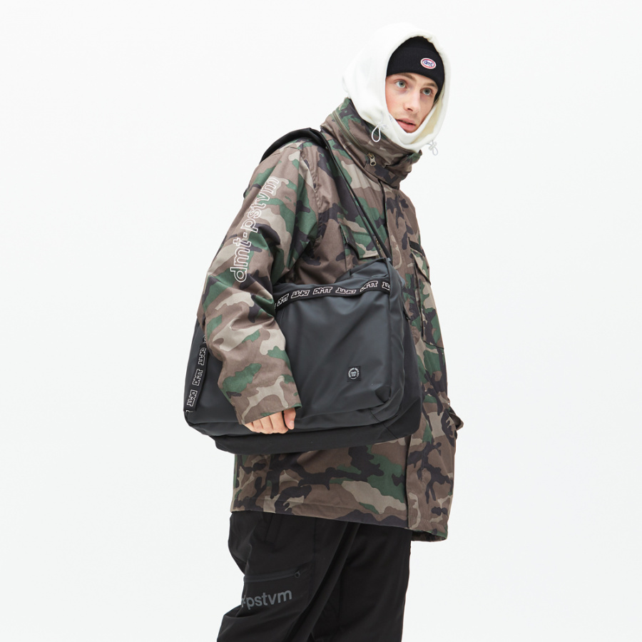 디엠티_피에스티브이엠(DMT_PSTVM) LOGO TAPE TRAVEL BOOTS BAG CROW BLACK(TPU)