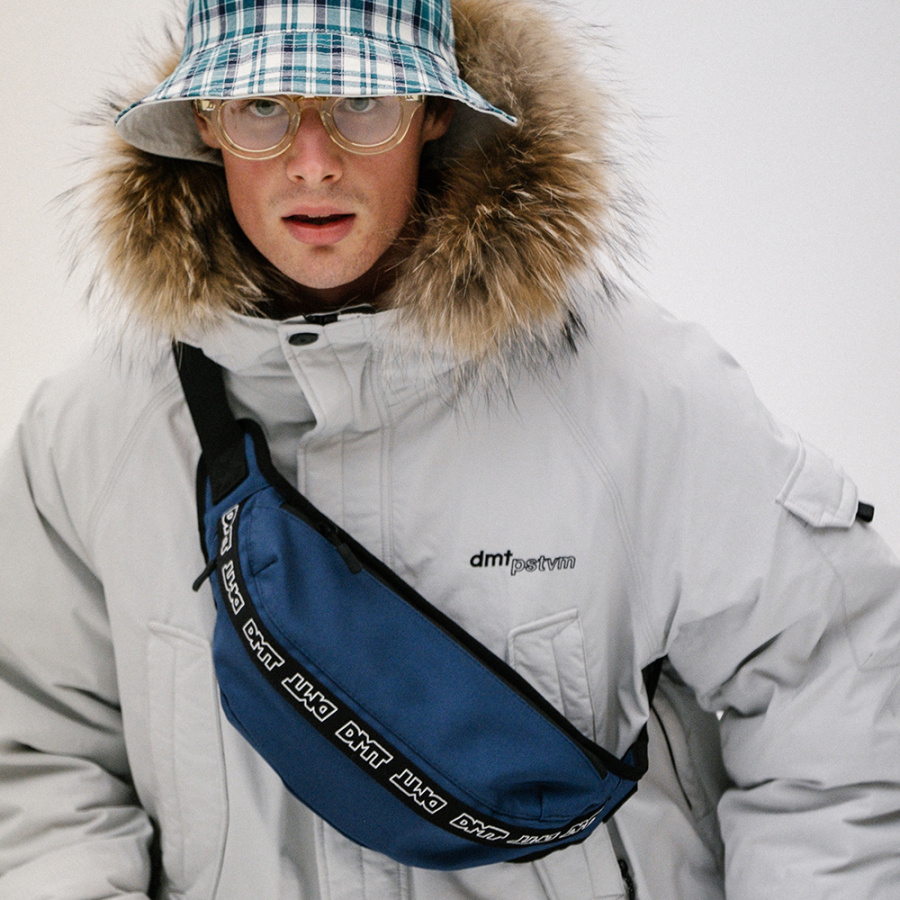 디엠티_피에스티브이엠(DMT_PSTVM) LOGO TAPE WAIST BAG BEIGE