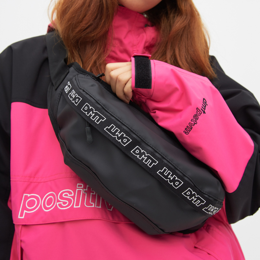 디엠티_피에스티브이엠(DMT_PSTVM) LOGO TAPE WAIST BAG CROW BLACK(TPU)