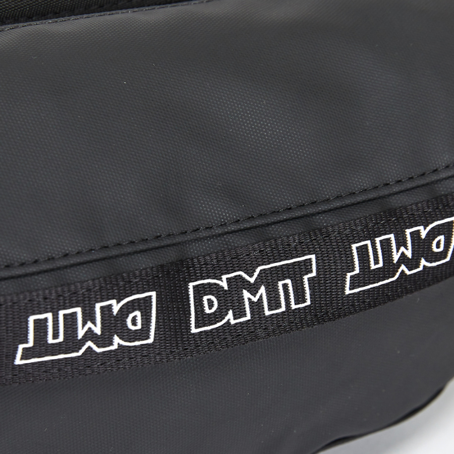 디엠티_피에스티브이엠(DMT_PSTVM) LOGO TAPE WAIST BAG CROW BLACK(TPU)